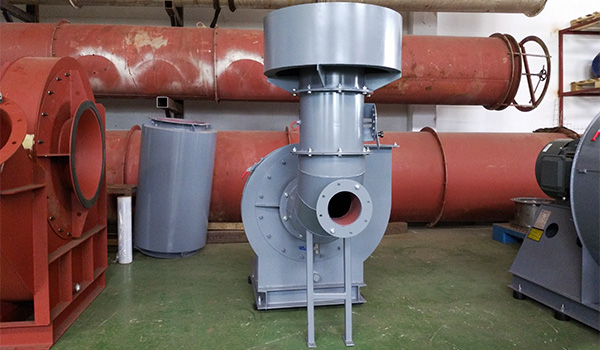 高壓離心風機工作的風量范圍為1000-100000m3/H，靜壓范圍：3000-22000Pa，傳動方式有三種，分別為直連式、皮帶式、聯軸器式，可根據不同的工況選擇，材質也可根據使用環境選擇。除此之外還有兩個細節需要我們重視的。